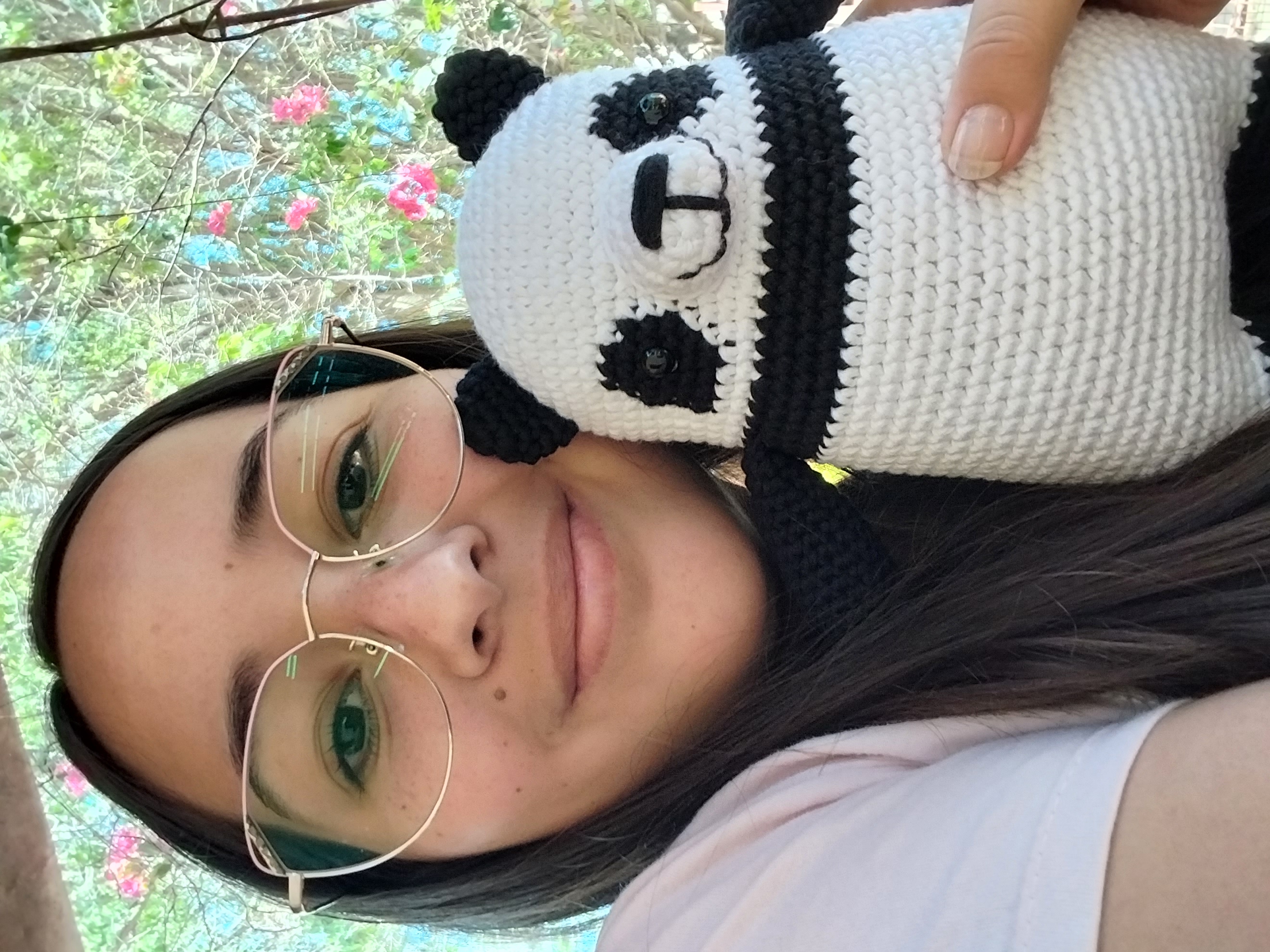 Manos tejiendo puntadas de amigurumi